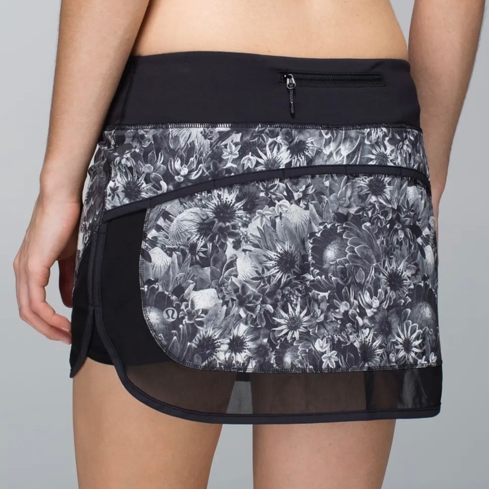 Lululemon Hotty Hot Skirt Flowabunga Black Angel Wing sz 6